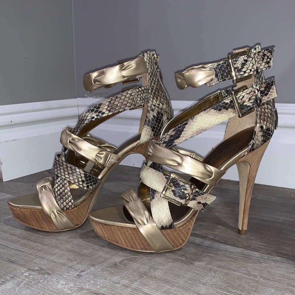 NWOT GUESS heels